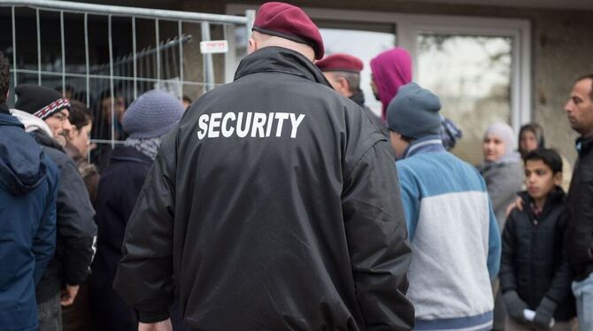 Eine Sicherheitskraft eines Sicherheitsdienstleisters steht in der Landeserstaufnahmeeinrichtung (LEA) in der Reinhardt-Kaserne