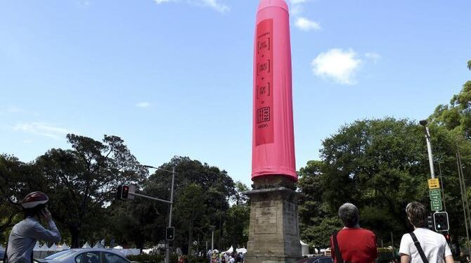 Ein pinkes Riesenkondom bedeckt den Obelisken im Hyde Park von Sydney. Foto: Dan Himbrechts Australia and New Zealand Out