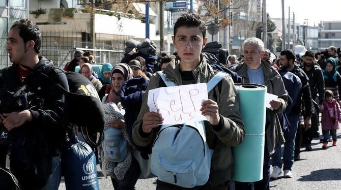 Flüchtlinge in Griechenlands Hauptstadt, Athen, auf dem Weg zum Bahnhof. Foto: Simela Pantzartzi