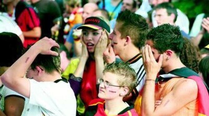 Gut und gerne tausend Fußballfans bevölkerten gestern das &raquo;Stellwerk&laquo; in der Bahnhofstraße. Trotz des frustrierenden