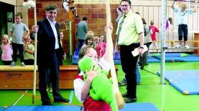 Kinder, schwer in Form - bestaunt von Römersteins Bürgermeister Michael Donth (rechts) und dem Vorsitzenden des Sportkreises Reu