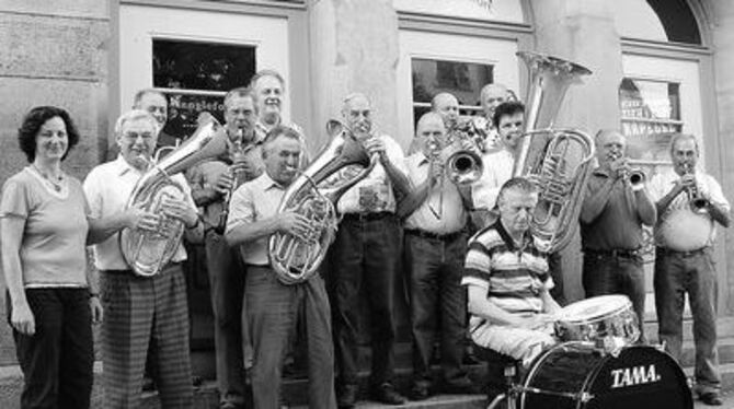 Sogar die Fußball-EM ist keine ernsthafte Konkurrenz: Alle 13 Musiker der Veteranenkapelle kamen zur Probe (links die Vorsitzend