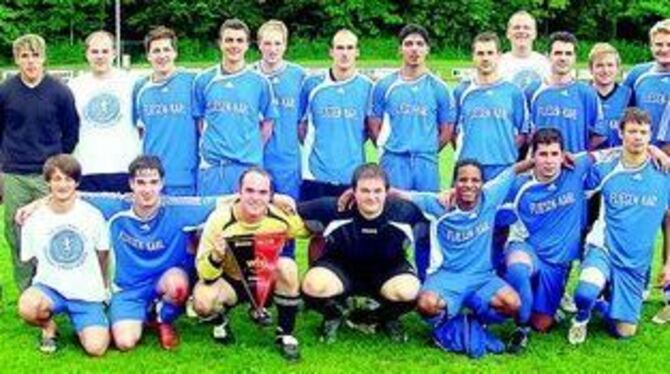 Die Fußballer des TSV Gammertingen sind Meister der Kreisliga B - Donau (3). Hintere Reihe von links: Betreuer Erwin Junker, Ral