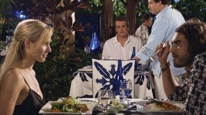 Sarah (Kristen Bell) und Aldous (Jason Segel) beim Essen, im Hintergrund sitzt Ex-Freund Peter (Jason Segel).
FOTO: DPA