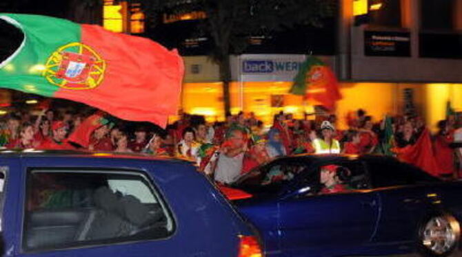 Wenn's nach dem Willen der Polizei ginge, müßten die Korsoteilnehmer die großen Fahnen daheim lassen.
GEA-FOTO: PACHER