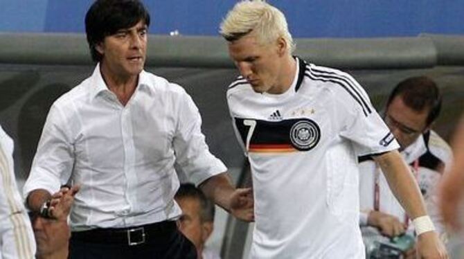 Joachim Löw grübelt scheinbar noch über die Aufstellung, während Bastian Schweinsteiger dabei irgendwie im Abseits steht.
FOTO: