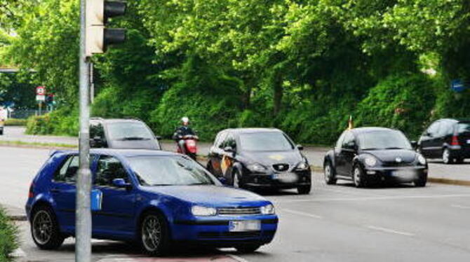 . . . und mit Schmackes über die Stoppstelle zurück auf die Lederstraße: Das ist zwar verboten, aber die Abkürzung an sich nicht