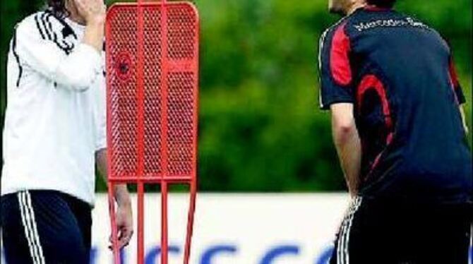 Im Training bester Dinge: Torsten Frings (links) und Michael Ballack.
FOTO: DPA