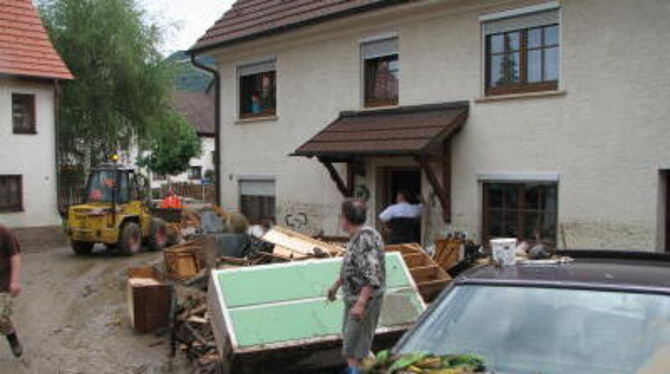 Jungingen nach dem Unwetter: Als die Flut ging, stellte sich die Frage der Schadensregulierung.  FOTO: HEIDE PICK