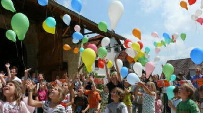 Zum Fest in der neu gestalteten Kirchstraße in Grafenberg ließen Kinder viele bunte Luftballons steigen.  FOTO: SANDER