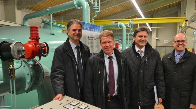 Die Herren über die Trinkwasseraufbereitung (von links): Heiko Suter, Andreas Eggs (Betriebsleiter Gas/Wasser), Klaus Saiger und Pfullingens Bürgermeister Michael Schrenk (es fehlt der Lichtensteiner Bürgermeister) in der Anlage in Lichtenstein.  FOTO: NIETHAMMER