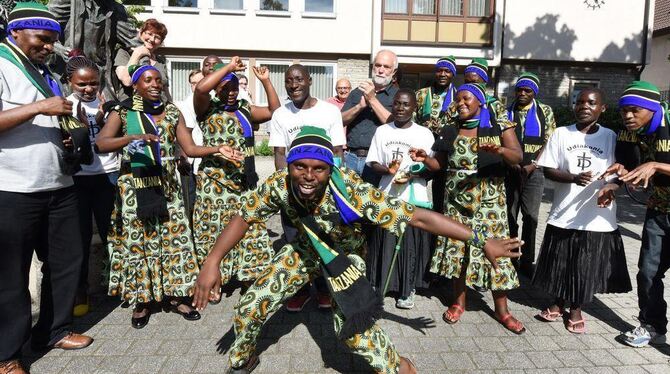 Gemeinschaft in Tandala: Jens Weiblen von der Bruderhaus-Diakonie, die Afrikanerin Mary und Friedemann Salzer im Jahr 2007 (von links). ARCHIVFOTO: PRIVAT