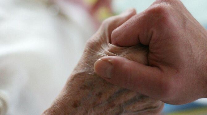 Einander Halt geben in den letzten Stunden, um den Tod annehmen zu können.  FOTO: DPAGesprächsrunde in der Wannweiler Bücherei, moderiert von Hauke Petersen (stehend), mit Mitarbeitern des Hospizdienstes Reutlingen und den Pfarrern im Ort.  FOTO: PRIVAT