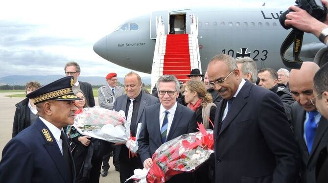 Bundesinnenminister Thomas de Maizière (CDU, M) wird in Algier am Flughafen vom algerischen Innenminister Noureddine Dedoui (R)