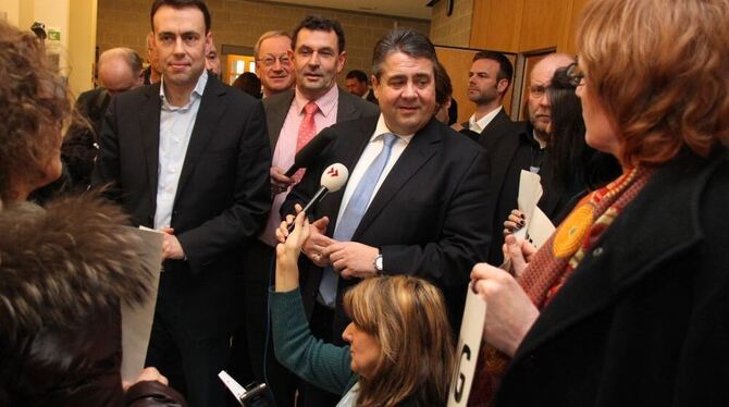 Sigmar Gabriel und Nils Schmidt (links) zu Besuch bei der Reutlinger Volkshochschule. FOTO: LEISTER