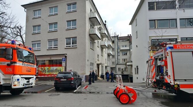 Mit sieben Fahrzeugen war die Feuerwehr gestern im Einsatz.  FOTO: NIETHAMMER