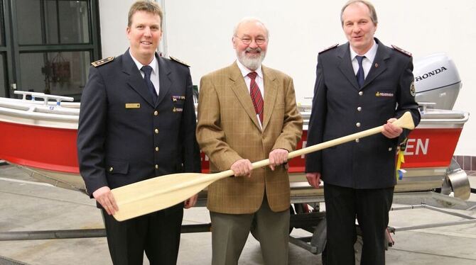 Vize-Kommandant der Feuerwehr Reutlingen, Adrian Röhrle (links), mit Abteilungskommandant Peter Lauer (rechts) und Vize-Schultes