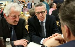 Thomas de Maizière traf in Pfronstetten nicht nur auf langjährige CDU-Akteure auf Kreisebene, sondern kam auch mit Menschen ins 