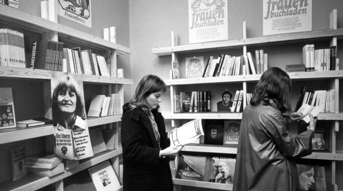 Männer müssen draußen bleiben: Kundinnen stehen im ersten Frauenbuchladen der Bundesrepublik, aufgenommen im Herbst 1975 in Münc