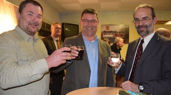 Abschiedsfeier von Hannes Kurz (Mittel) mit seinem Nachfolger Michael Gassler (links) und Bürgermeister Jürgen Soltau. GEA-FOTO: