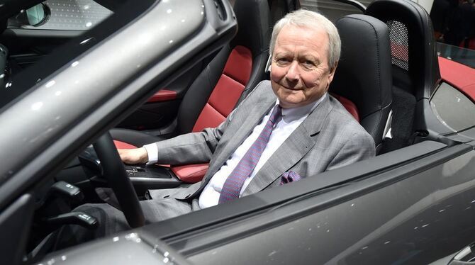 Wolfgang Porsche, Aufsichtsratsvorsitzender des Stuttgarter Sportwagenherstellers Porsche beim Genfer Autosalon in einem Porsche