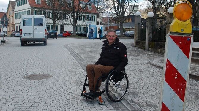 Die Schlossstraße ist rollstuhlfahrerfreundlicher geworden. FOTO: PFISTERER