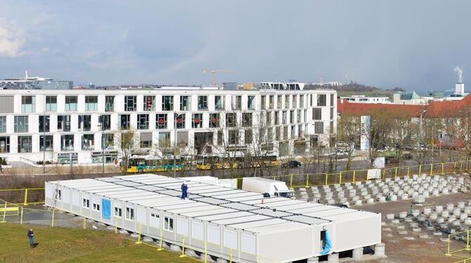 An einem Containerdorf für Flüchtlinge wird auf dem Killesberg in Stuttgart gebaut. Damit die Menschen nicht allzu lange in Turn