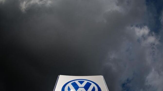 Dunkle Wolken über dem VW Werk in Wolfsburg. Die Staatsanwaltschaft Braunschweig ermittelt nun gegen 17 beschuldigte im VW-Ab