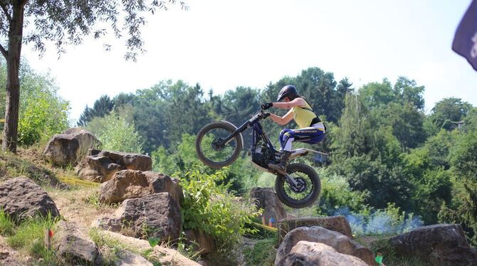 Sie will hoch hinaus: die Schülerin Carolin Sauerbrei aus Kusterdingen beim Motorrad-Training auf dem Trainingsgelände in Köngen