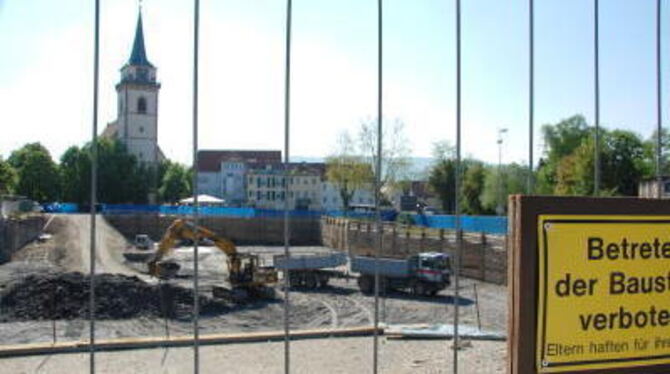 Großbaustelle im Schatten der Martinskirche. Nach wochenlanger Pause werden die Arbeiten fürs neue Park- und Geschäftshaus an de