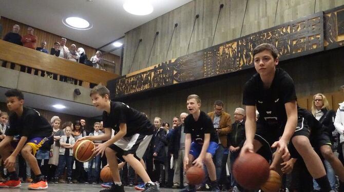 Showtime im Rathausfoyer: Bei der Sportlerehrung hatte der TSG-Basketball-Nachwuchs seinen »schmissigen« Auftritt. GEA-FOTO: DÖR