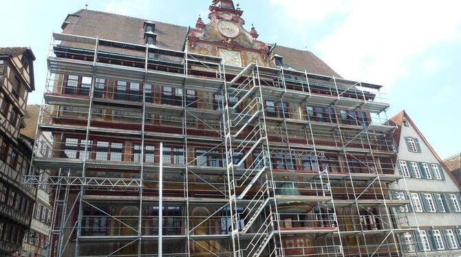 Bis zu vier Monate sollen die Arbeiten an der Außenfassade des Tübinger Rathauses dauern. GEA-FOTO: AL