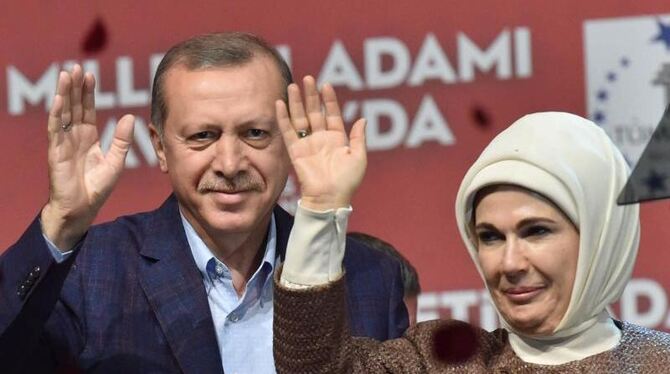 Der türkische Staatspräsident Recep Tayyip Erdogan mit seiner Ehefrau Emine während eines Auftritts in Karlsruhe. Foto: Uli D