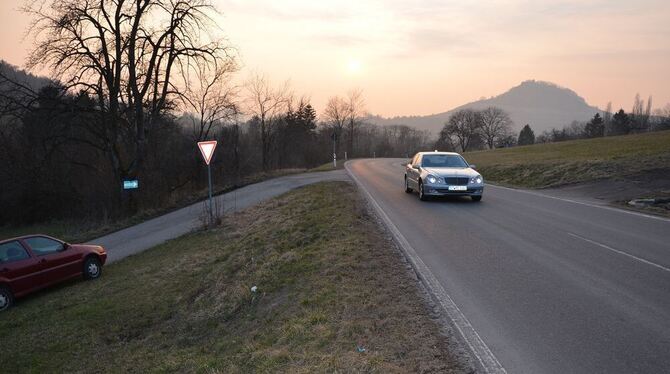 Soll eine richtige Zu- und Ausfahrt werden: Obtal-Anbindung im Abendlicht mit Achalm im Hintergrund. GEA-FOTO: BARAL