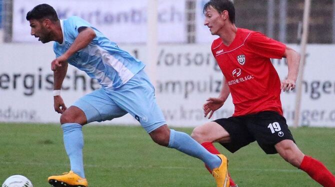 Bläst mit dem SSV Reutlingen zur Aufholjagd: Lukas Hartmann (rechts), hier im Duell mit Elia Soriano.  FOTO: EIBNER