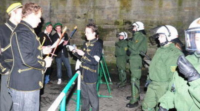 Fast 500 Polizisten waren im Einsatz, um Auseinandersetzungen zu verhindern. GEA-FOTO: MEYER