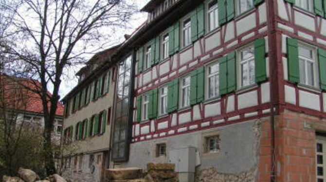 Das verglaste Treppenhaus lässt Licht ins Rathaus. Zusätzlich wurde ein Aufzug eingebaut. GEA-FOTO: JSG