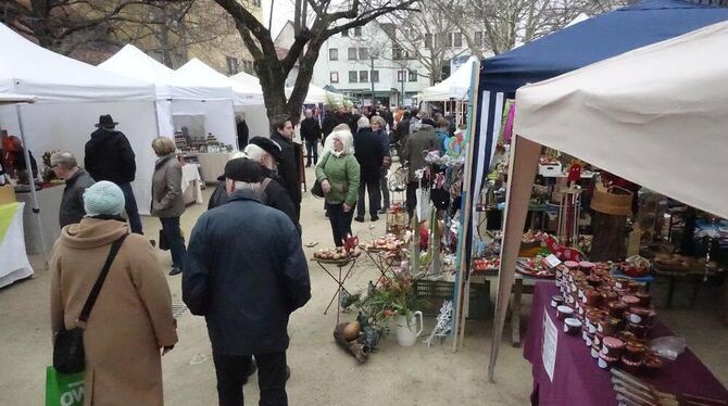 Gut besucht war der Ostermarkt auf dem Albtorplatz.	GEA-FOTO: DÖRR