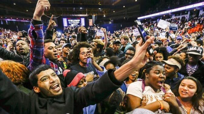 Trump-Gegner demonstrieren während einer Wahlkampfveranstaltung des Republikaners in Chicago. Foto: Tannen Maury