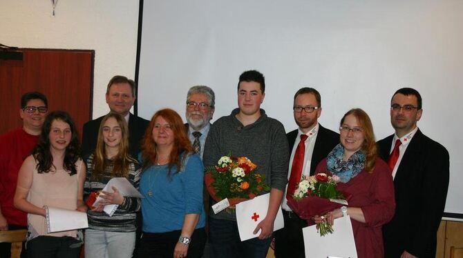 Ehrungen beim DRK in St. Johann (von links): Katrin Reiber, Leonie Denzel, Michelle Kraiser, Michael Tiefensee, Carmen Kraiser,