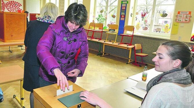 Sich registrieren lassen, das Kreuzchen machen und den Stimmzettel einwerfen: Wähler in der Pfullinger Laiblinschule. FOTO: NIET