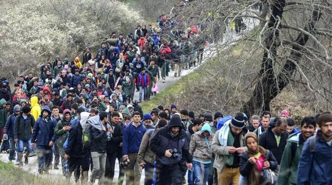 Verzweifelte Lagerbewohner aus Idomeni marschieren zu Fuß in Richtung Mazedonien. Foto: Nake Batev