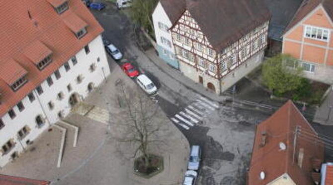 Der Graf-Eberhard-Platz vom Turm der Uracher Amanduskirche aus gesehen. Die vier Parkplätze vor dem Kupferbau des Stifts (im Bil