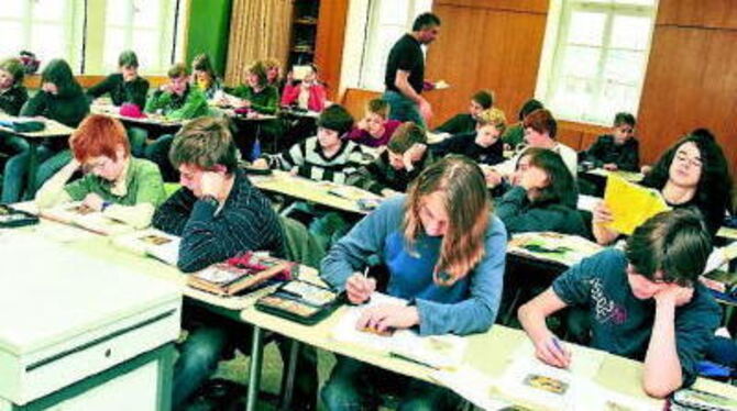 Viel Stress im G 8? Manchmal schon. Für den GEA-Fotografen demonstrierten die Schüler der Klasse 8 a des Listgymnasiums freilich