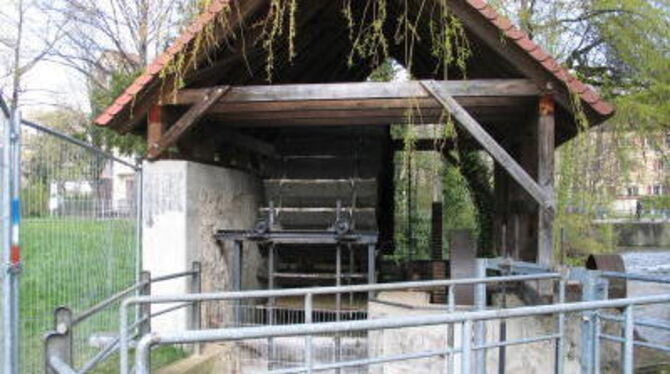 Nicht unüberwindlich, aber deutlich: Die Absperrungen am Wasserrad im Schlösslespark. GEA-FOTO: SAUTTER