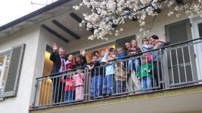 Freier Blick auf den Albtrauf: Bürgermeister Werner Fifka und ein Teil der Bewohner des Mössinger Kinderhauses auf dem Balkon in