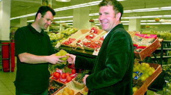 In Orschel-Hagen wird Hand in Hand gearbeitet: Klaus Fischer (rechts) und Frischemarkt-Mitarbeiter Norman Werz. GEA-FOTO: DÖRR