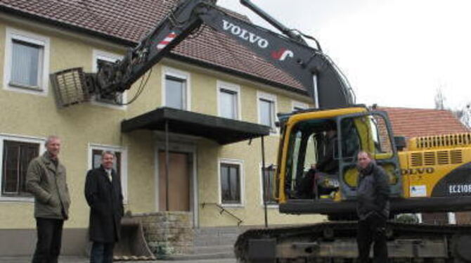 Der Bagger ist schon vorgefahren. Bernlochs Traditions-Gasthaus &raquo;Adler&laquo; weicht einer Altenwohnanlage.  GEA-FOTO: GEI