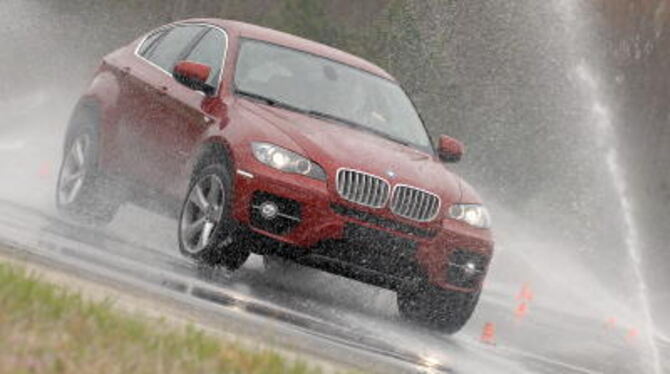 Der BMW X6 fegt mit makellosen Manieren um Biegungen als wären sie Geraden. FOTO: BMW