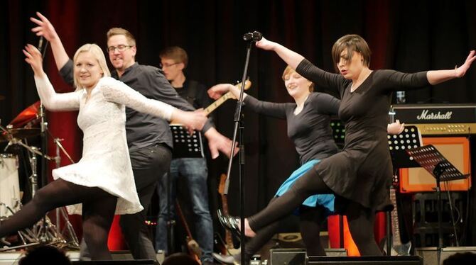 Schwungvoll: Die Musical-Gruppe präsentierte Evergreens aus bekannten Musicals.  FOTO: APPELT